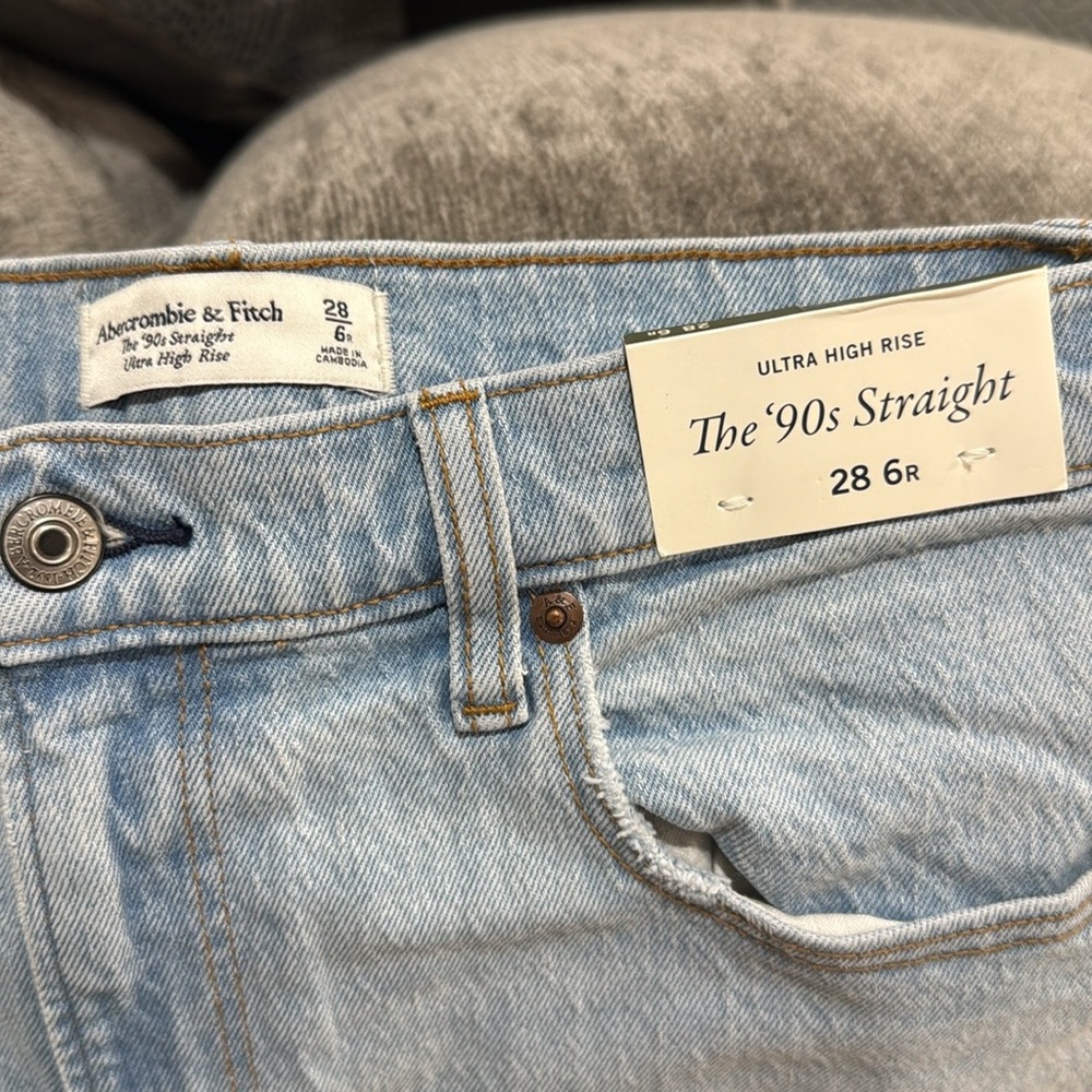 Abercrombie & Fitch Light Wash Distressed 90’s Straight Ultra High Rise Jeans - Picture 6 of 6